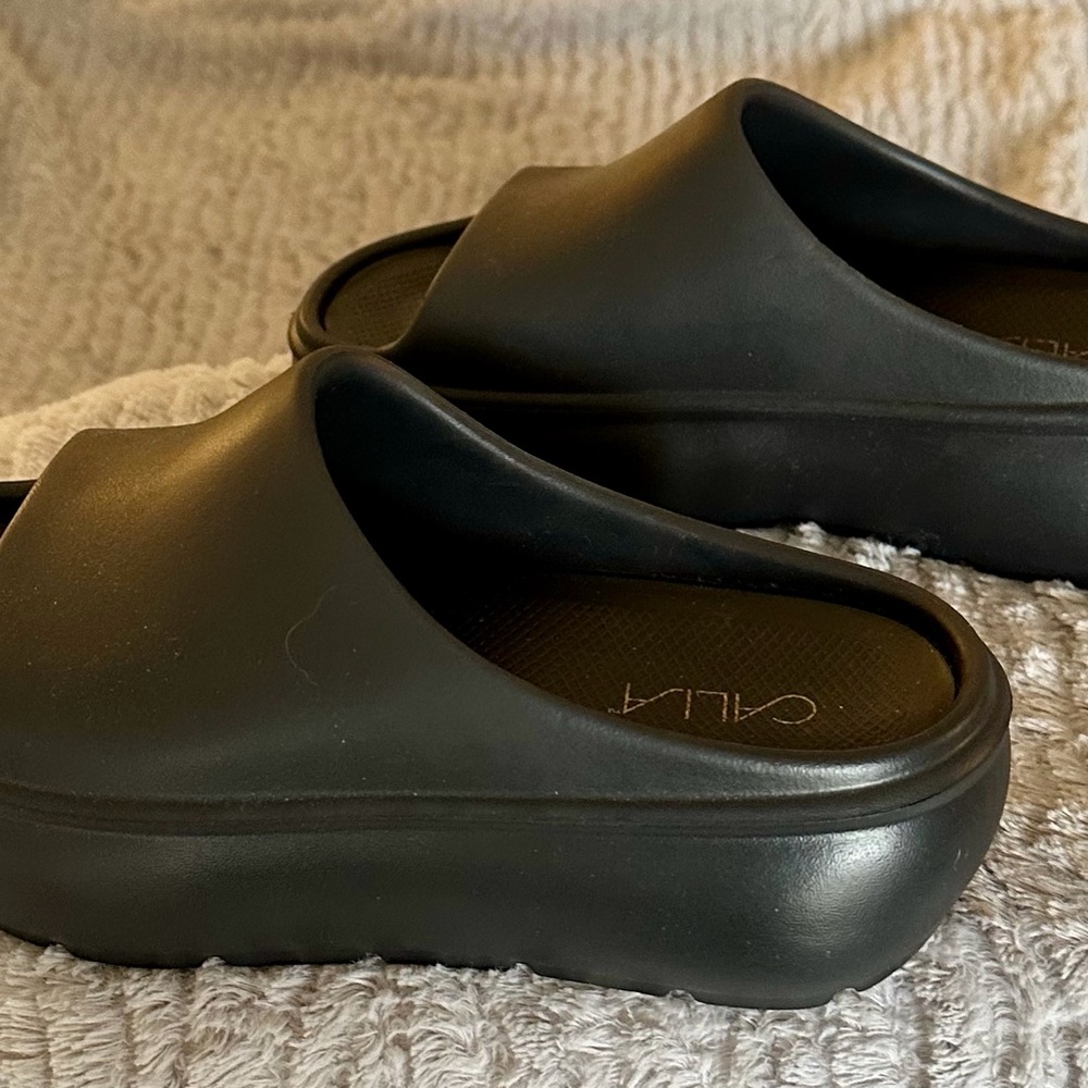 Carrie Underwood Calia 
Recovery Slides